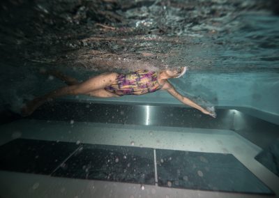 Birden fazla havuz içi kamera ve havuz içi aynalar, yüzücülerin 360 derecelik görüntüsünü yakalamak için stratejik olarak konumlandırılmıştır. Sistemimiz sayesinde her yaştan ve profesyonel yüzücüler ders esnasında kendilerini görüp formlarını düzeltebilir veya geliştirebilirler.