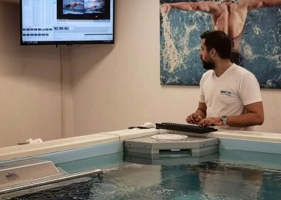 Video analiz yazılımı ve havuz önündeki ekranlardan, yüzücülere nasıl daha iyi ve daha hızlı olacak şekilde yüzebilecekleri konusunda anında geri bildirim sağlar.