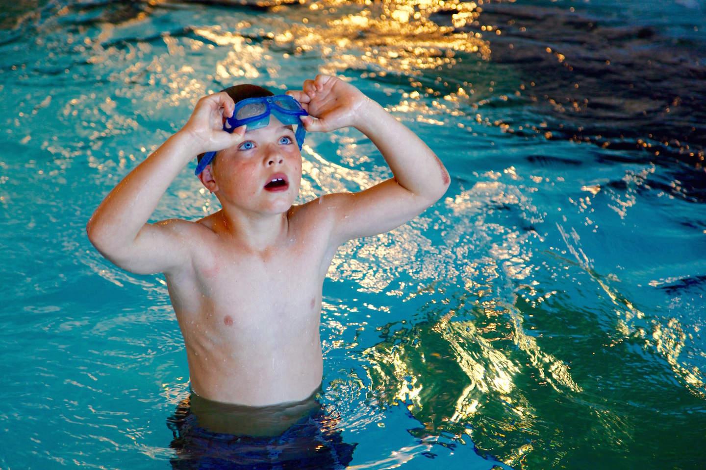 Çocuklar için yüzme dersleri Çocukların daha güvenli ve daha hızlı yüzme öğrenmeleri için SwimLabs
