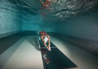 Yüzme dersi sırasında havuzun içindeki aynalar sayesinde kendinizi görerek duruşunuzu düzeltebiliyorsunuz.
