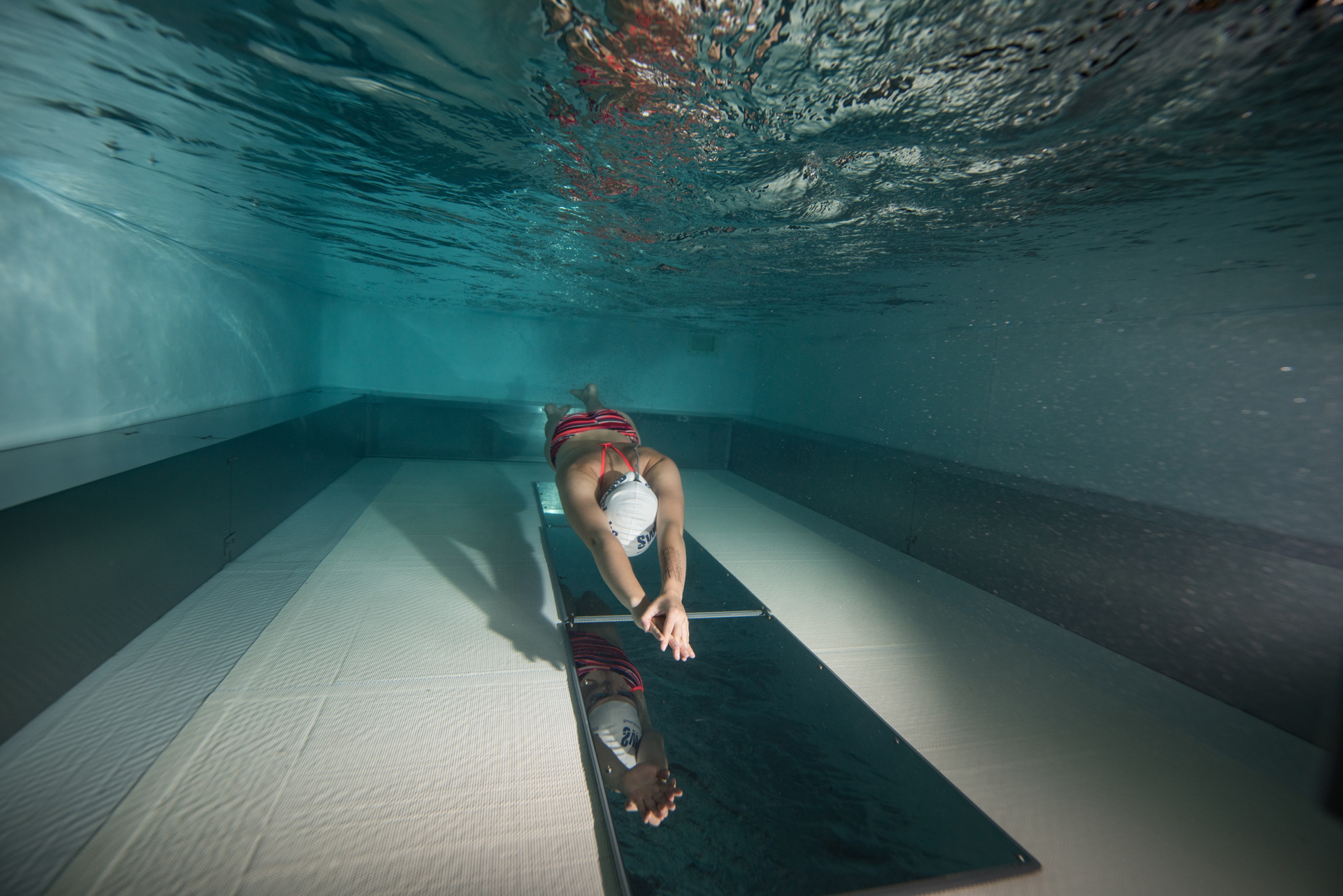 Yetişkinler için yüzme dersleri Yetişkinler için yüzme dersleri sayesinde yetişkinlerin doğru güvenli ve hızlı bir şekilde yüzme öğrenmeleri için SwimLabs başarısı kanıtlanmış ve yenilikçi bir yöntem sunmaktadır. 