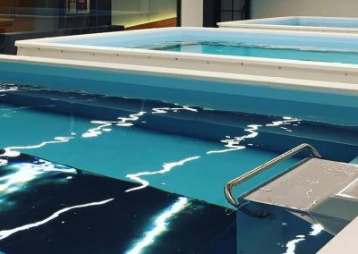 SwimLabs’deki 3 adet özel dizayn edilmiş havuzda teknolojik imkanlarla donatılmış. hız seviyeleri kişiye özel ayarlanabilir ‘Sonsuz yüzme hissi’ sayesinde en iyi yüzme dersleri.
