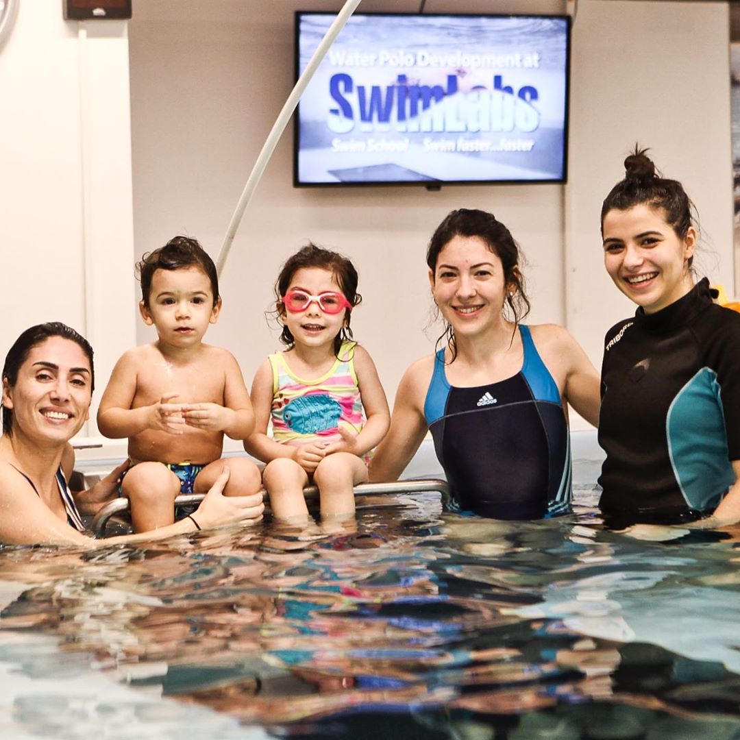 Çocuklar için yüzme dersleri Çocukların daha güvenli ve daha hızlı yüzme öğrenmeleri için SwimLabs