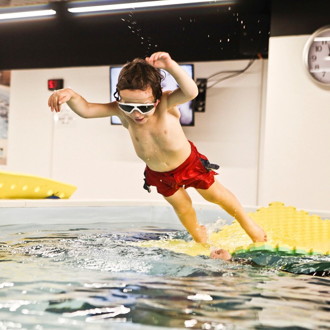 ÇOCUKLAR İÇİN YÜZME DERSLERİ Swimlabs, çocukların doğru, güvenli ve hızlı bir şekilde yüzme öğrenmeleri için başarılı, eğlenceli ve yenilikçi bir yöntem ile Çocuklar için Yüzme Dersleri sunmaktadır.